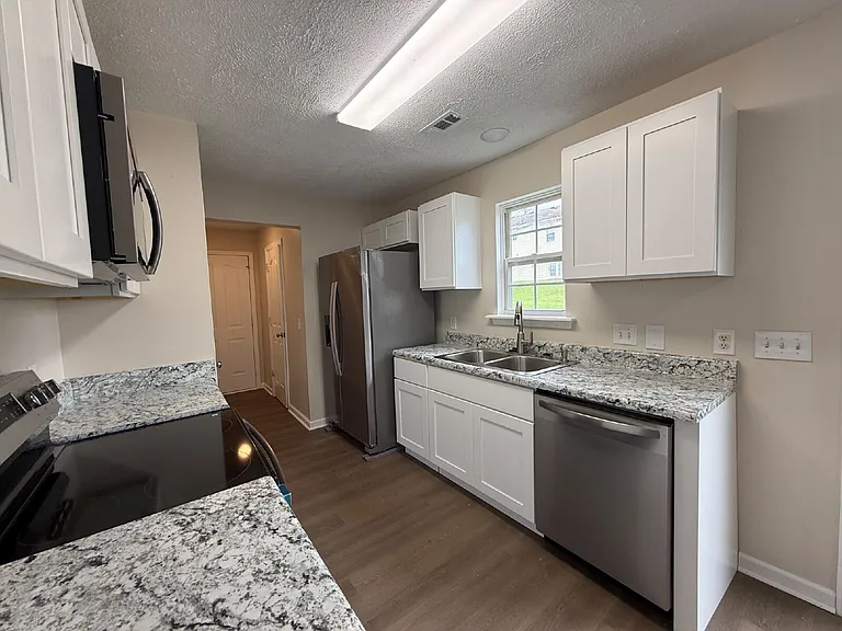 1240 Shannon Ln — Photo 3
