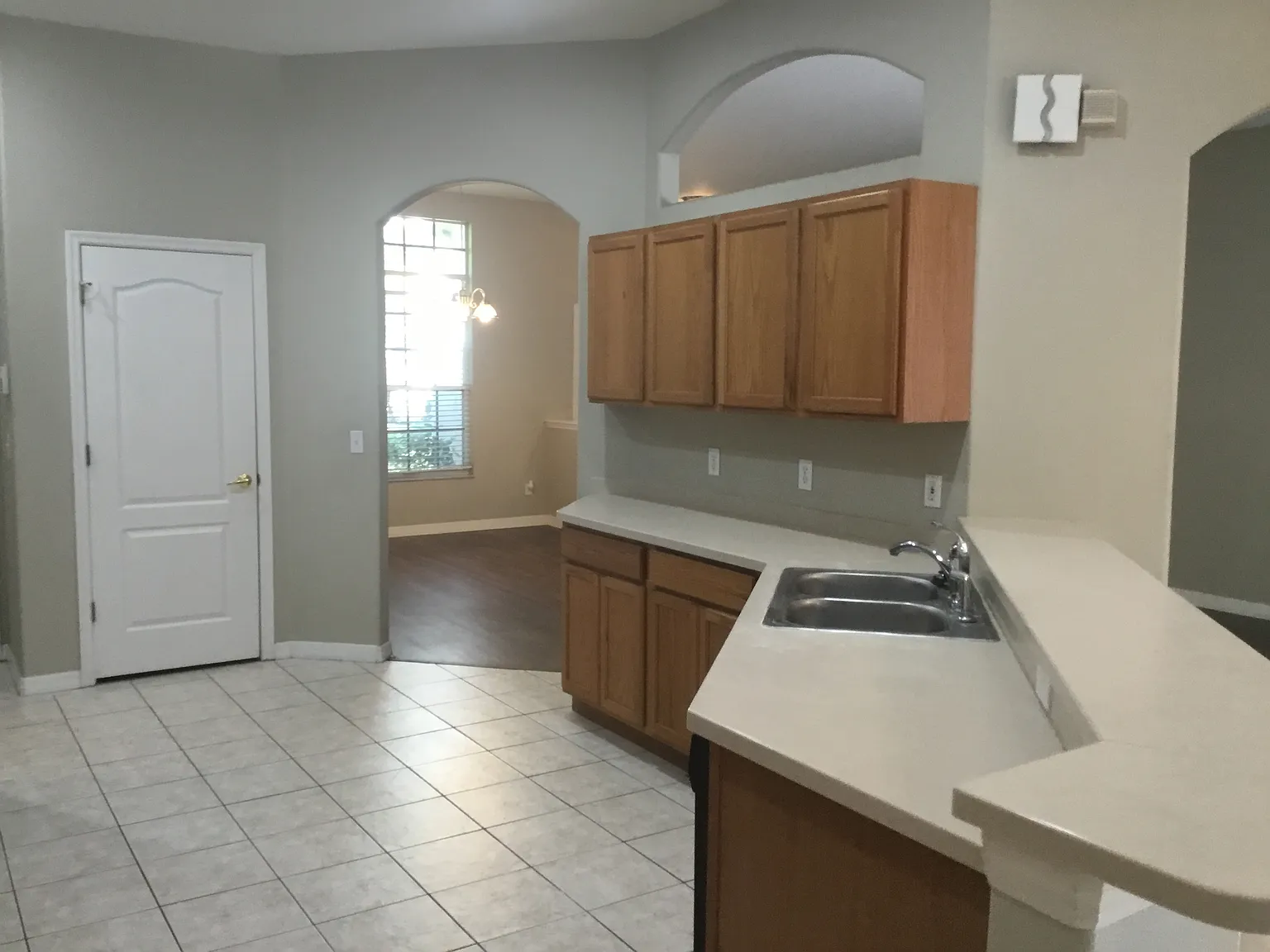 4 bed, 3.0 bath, 2194 sqft, $2,710 — Photo 2
