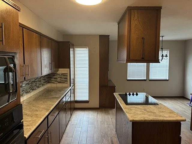 3 bed, 2100 sqft, $2,100 — Photo 4