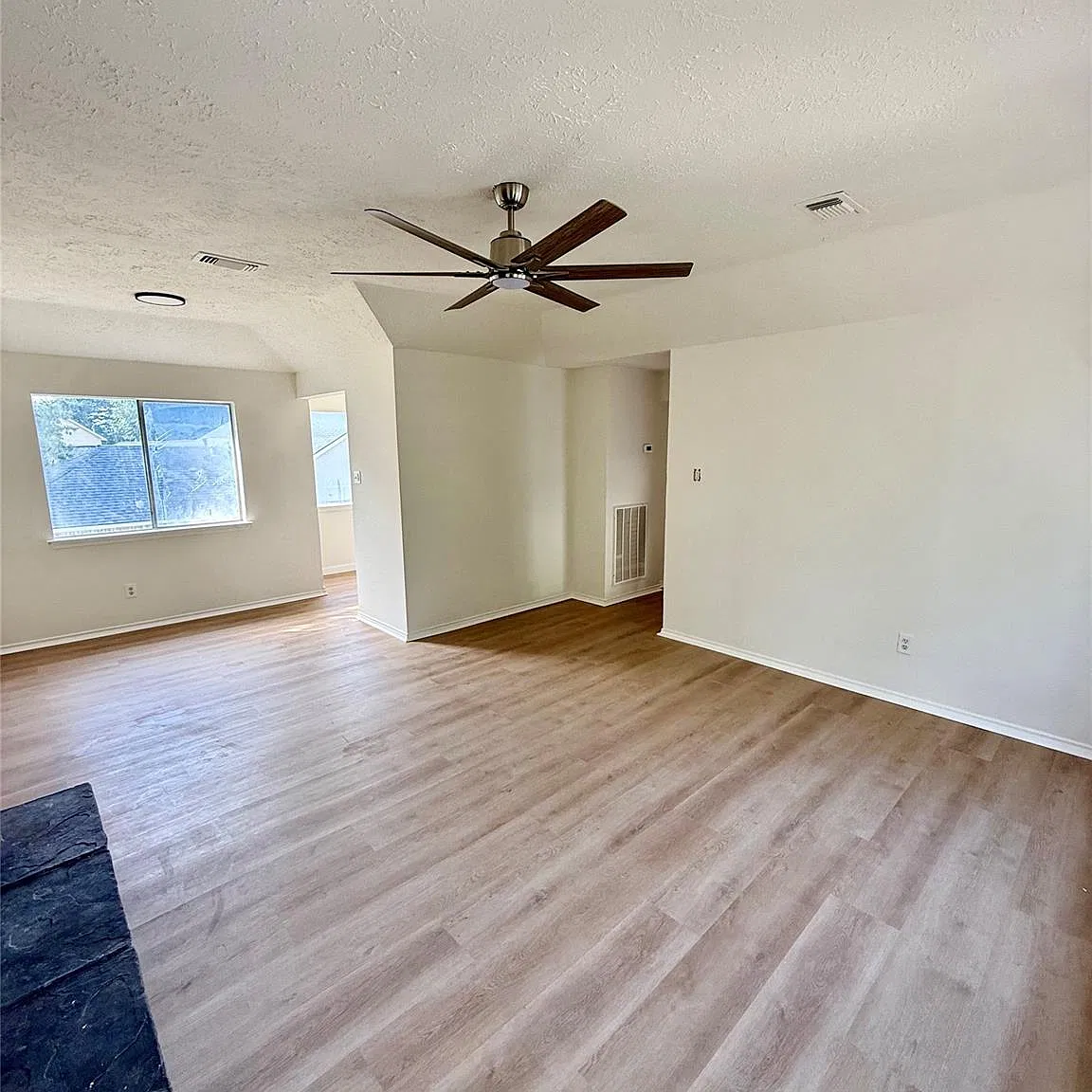 4 bed, 2.5 bath, 1566 sqft, $2,200 — Photo 2