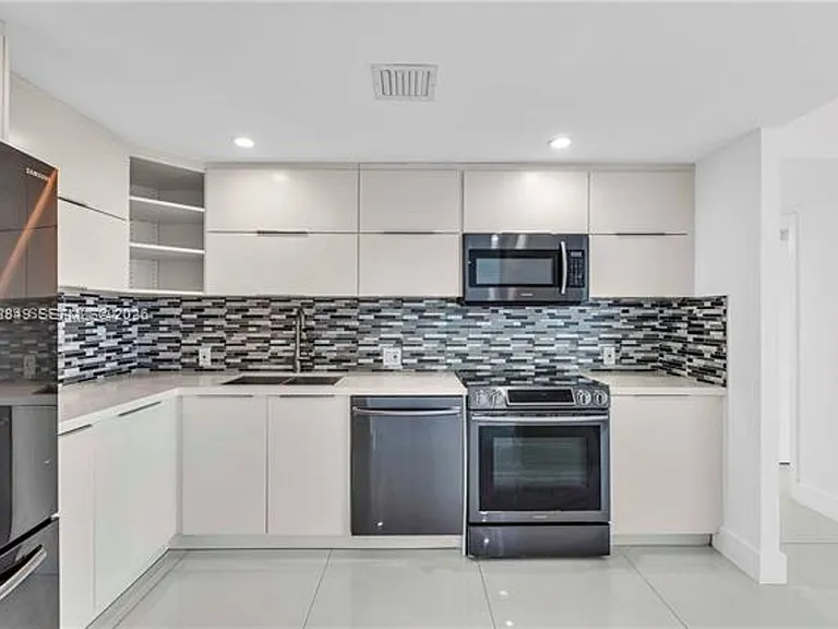 100 Bayview Dr #508 — Photo 3