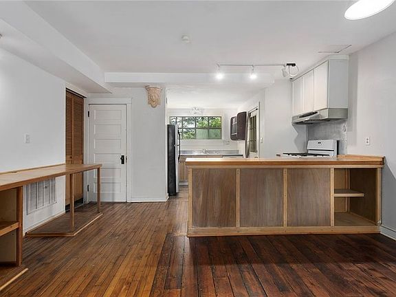 5th image of 810 W 16th St