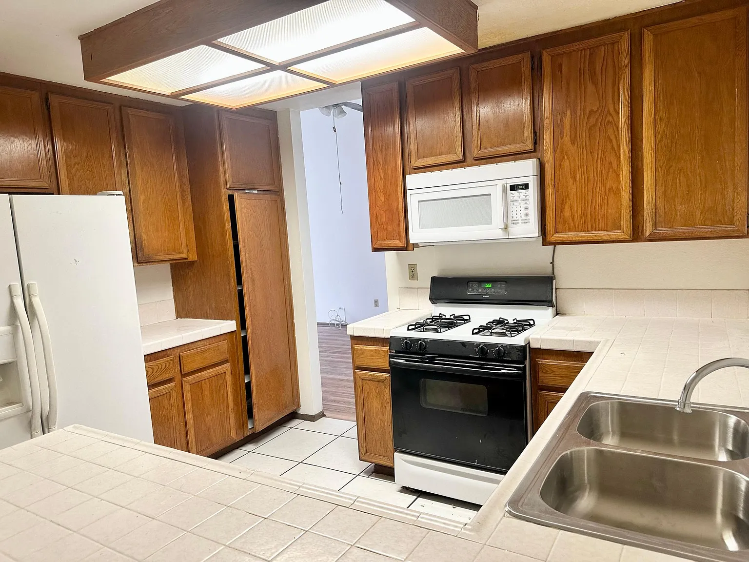 3 bed, 2023 sqft, $3,495 — Photo 3