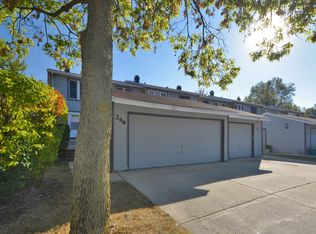 246 Pinewood Ln, Bloomingdale, IL 60108