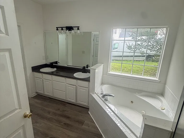 705 Waveland Ave — Photo 9