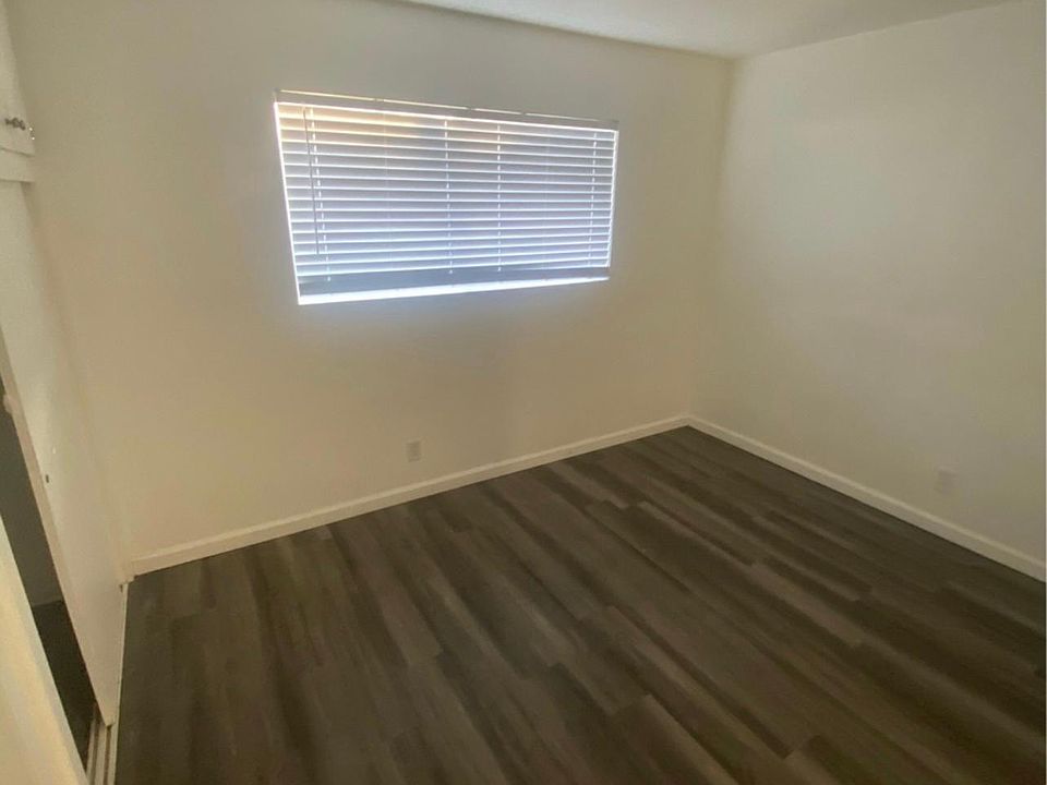 1st image of 844 1/2 W 43rd Pl #1/2
