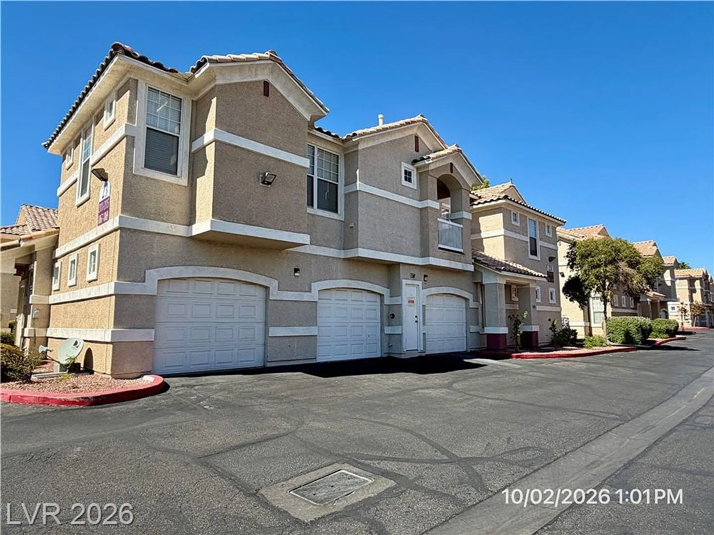Stylish Condo with Private Balcony, Garage & Resort-Style Amenities — Photo 2