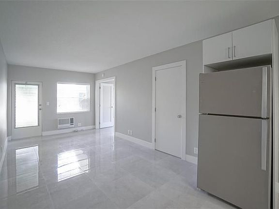 4th image of 640 NE 7th Ave APT 10