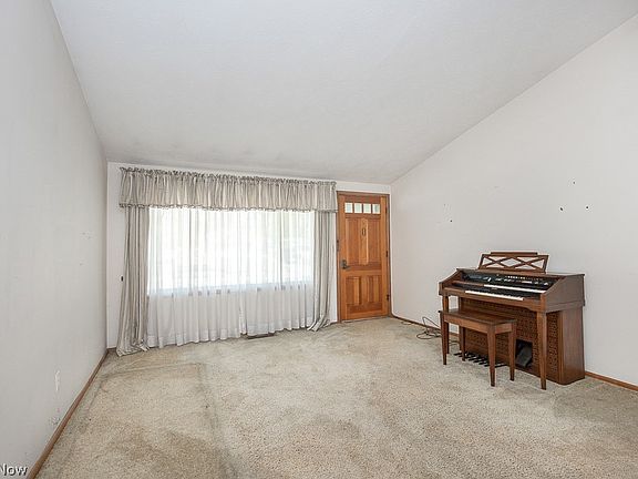 3rd image of 8987 Cambridge Dr