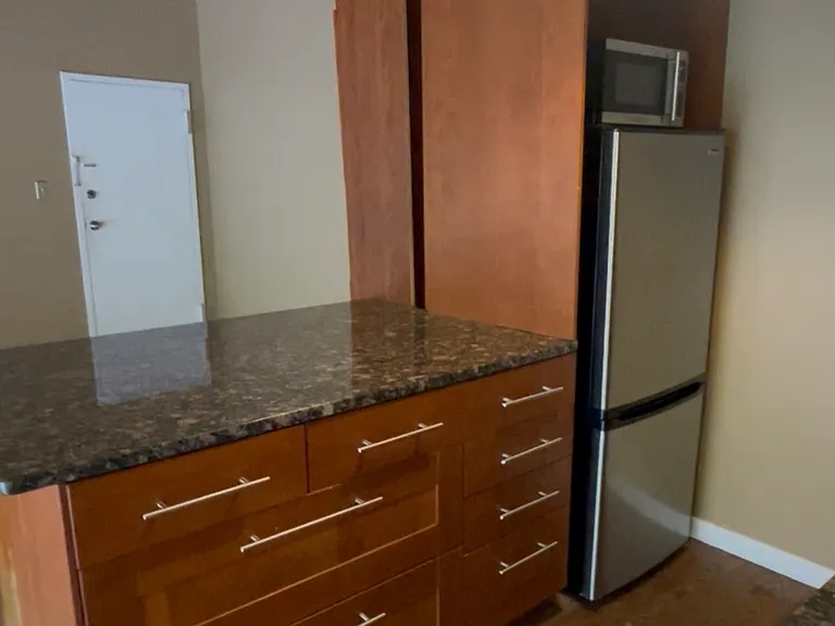 plenty of pull out under cabinet storage