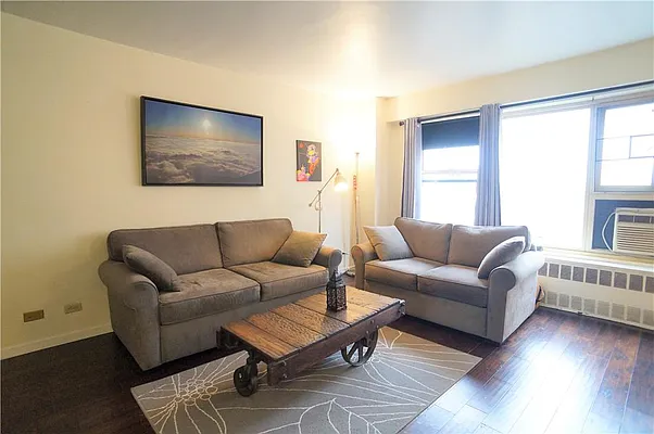 Sold by R New York | media 9