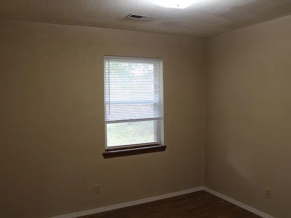 4th image of 811 Linda St
