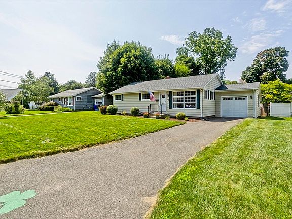 2nd image of 51 Merrick Ave