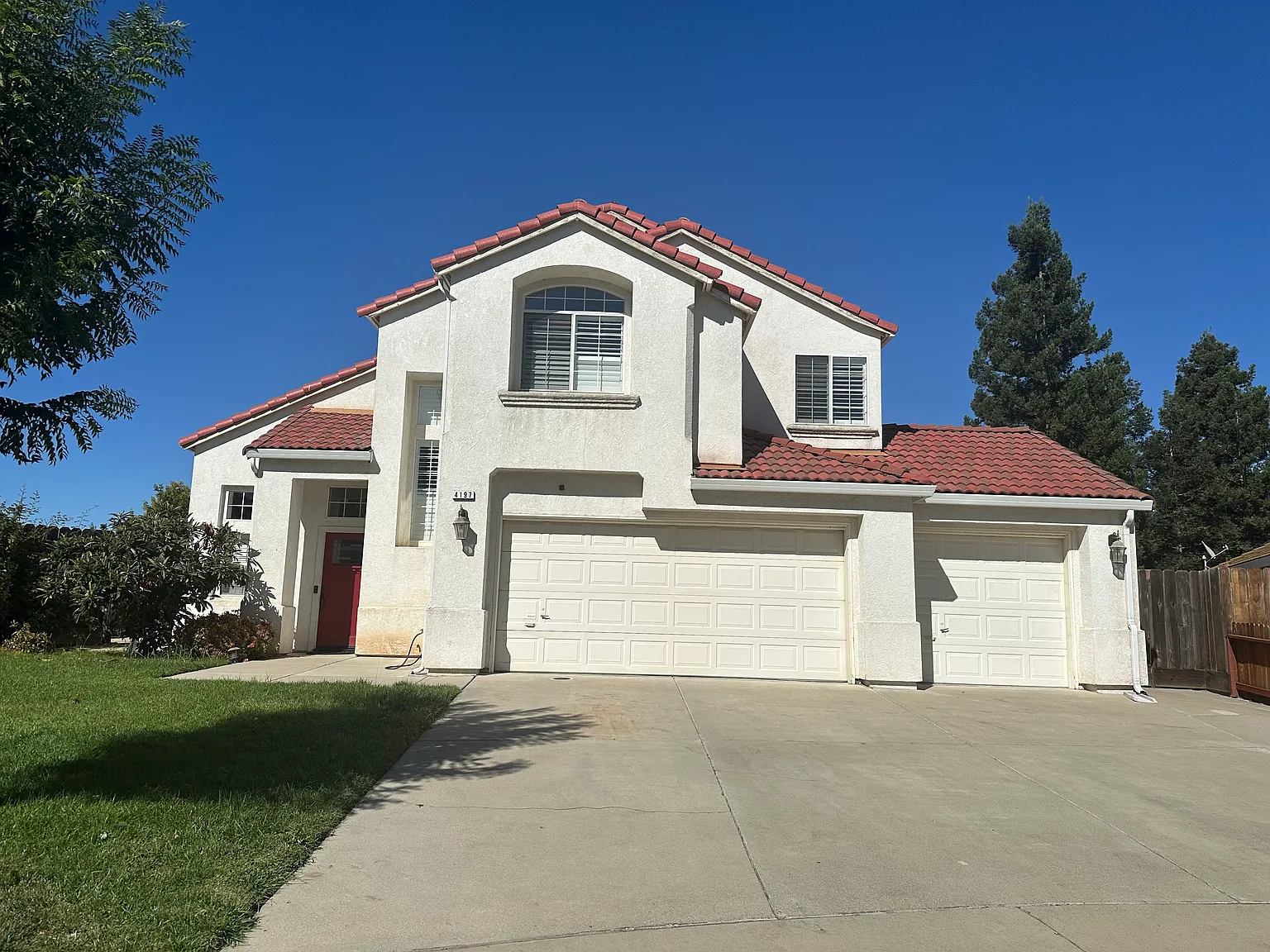 4 bed, 2.5 bath, 2016 sqft, $3,200 — Photo 1