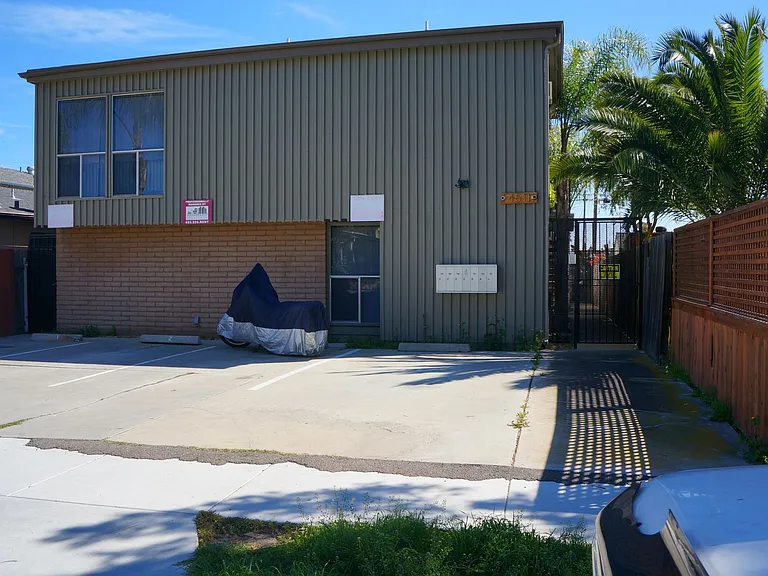 Two Bedroom Apartment Normal Heights with on-site Laundry and small dog friendly! — Photo 13