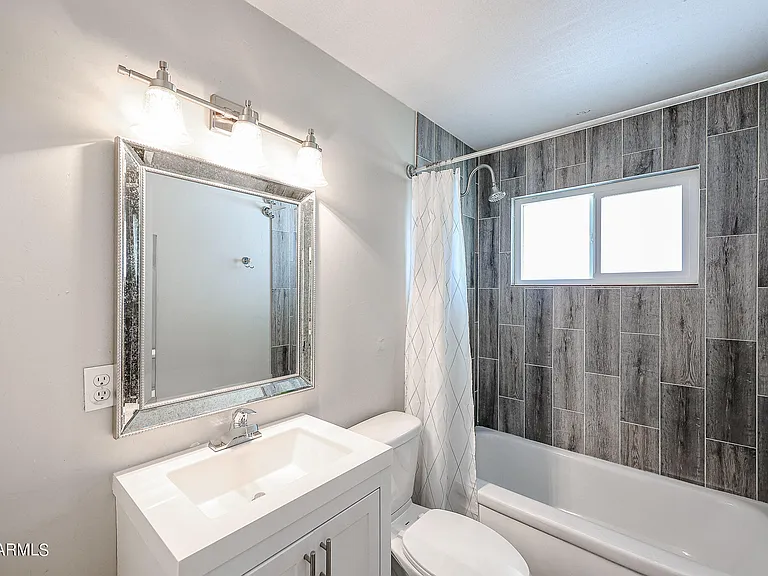 1034 E Elm St — Photo 10