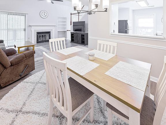 5th image of 412 Oak Hollow Ct