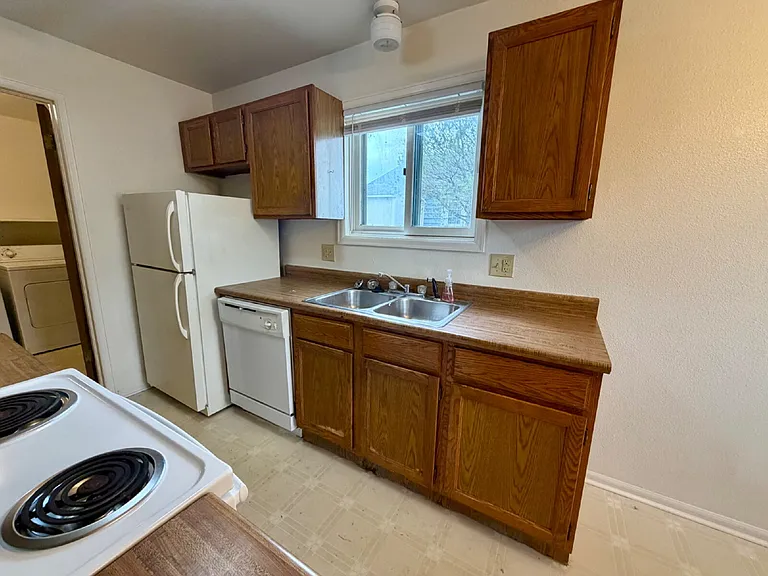2 bed, 1.0 bath, 969 sqft, $1,350 — Photo 9