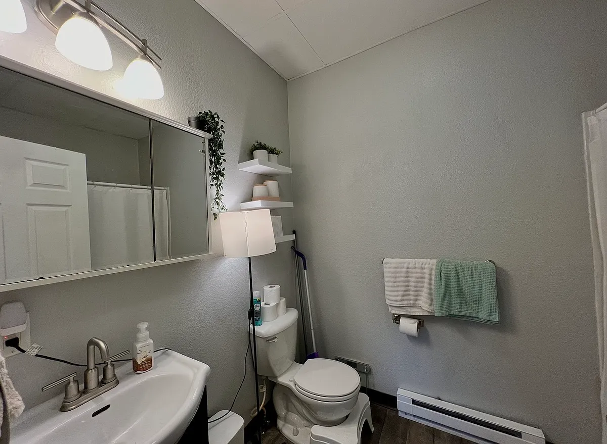 Building Photo - 113 -1/2 E Elm St #205