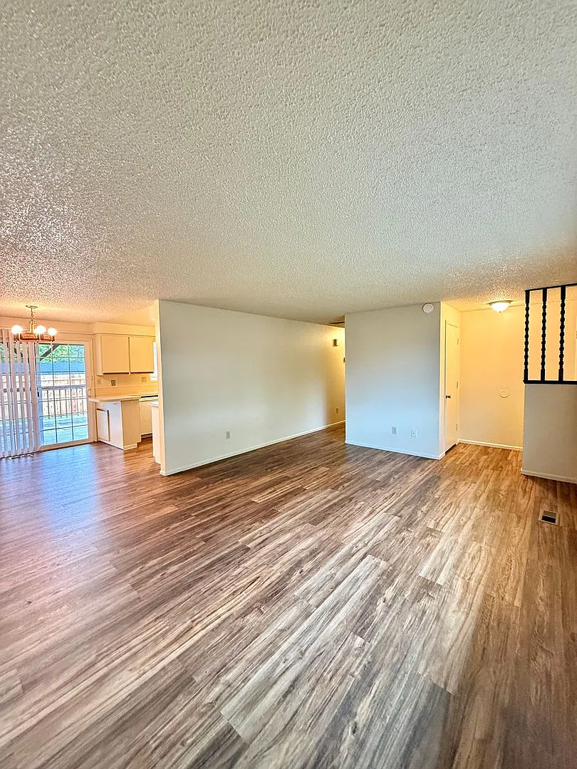 3 Bedroom, 1.5 Bathroom Duplex in Southwest Medford — Photo 3