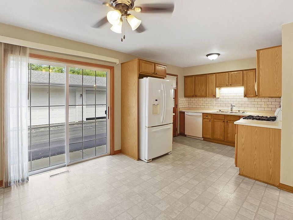 1st image of 449 W Wisconsin AVENUE #9