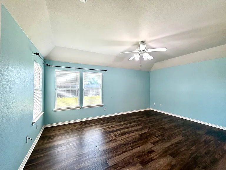 902 Rockton Dr — Photo 11