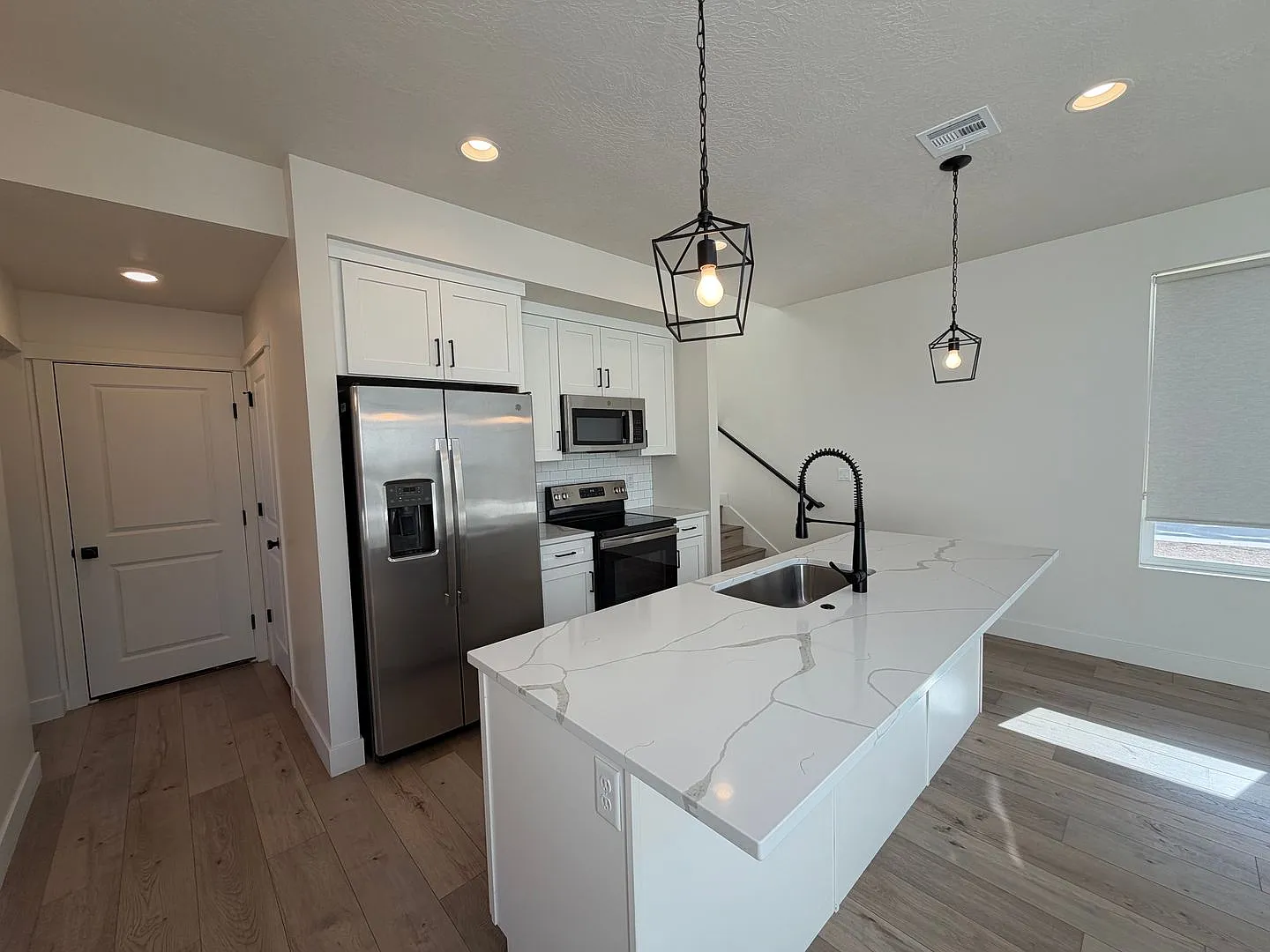Spacious Home For Rent In Desert Color! — Photo 3