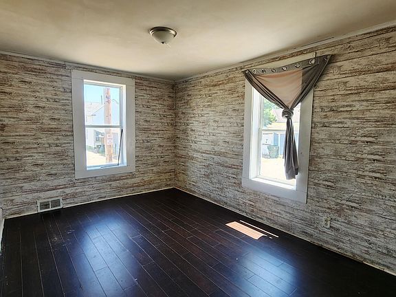2nd image of 1012 1/2 Virginia St