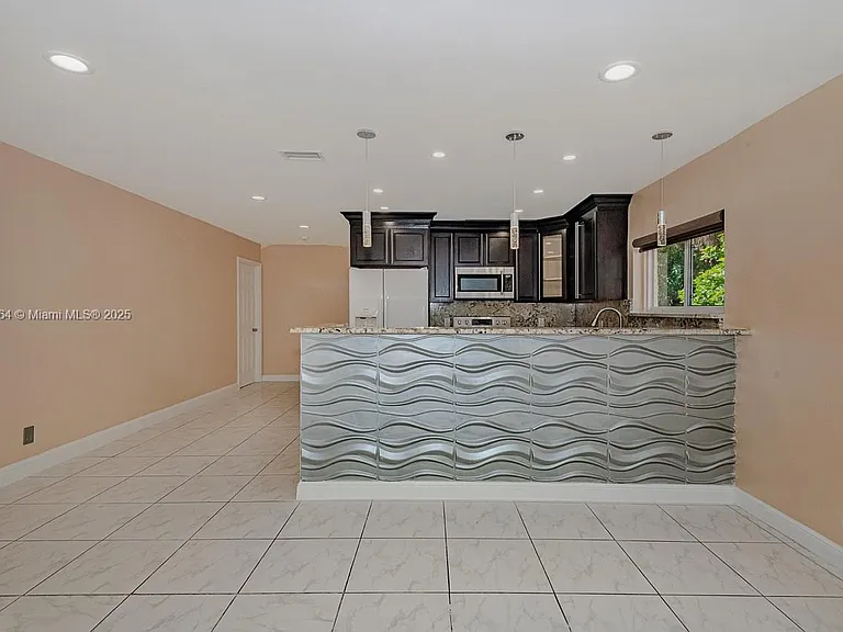 401 SW 76th Ter — Photo 8