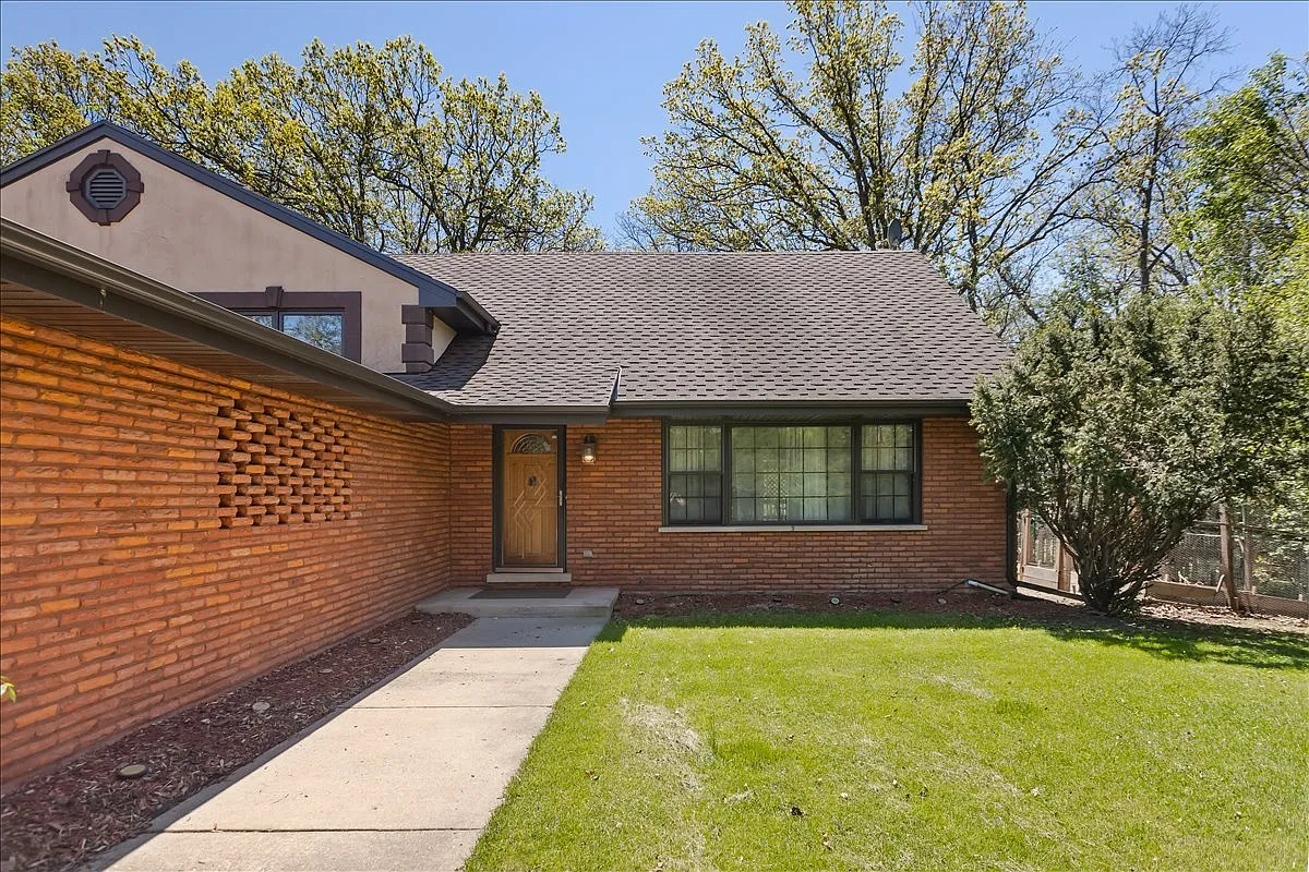 4 bed, 2.5 bath, 2378 sqft, $4,900 — Photo 2