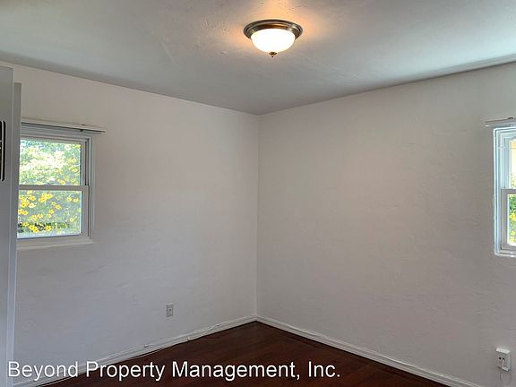 4th image of 822 42nd St