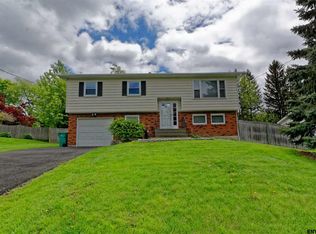 10 Wren Ln, Latham, NY 12110