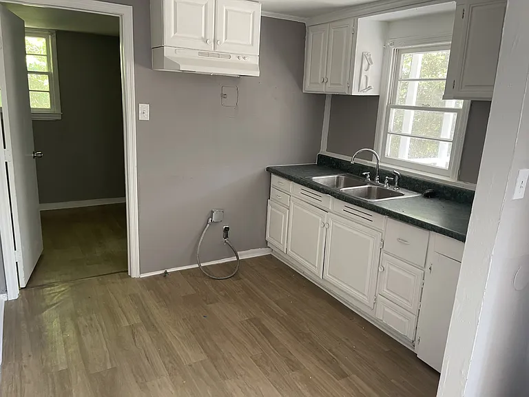 140 Weaver St — Photo 2