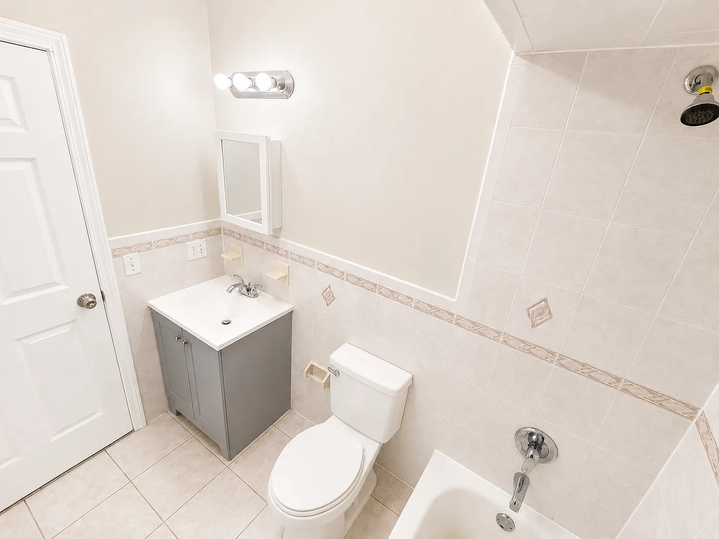 4 bed, 1350 sqft, $2,445 — Photo 3