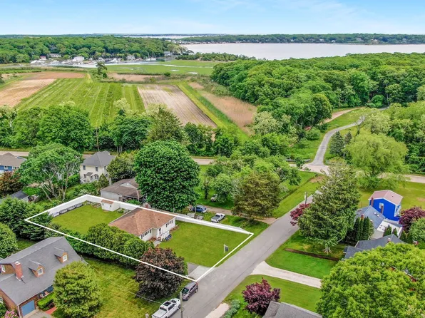315 Wicks Rd, New Suffolk, NY 11956