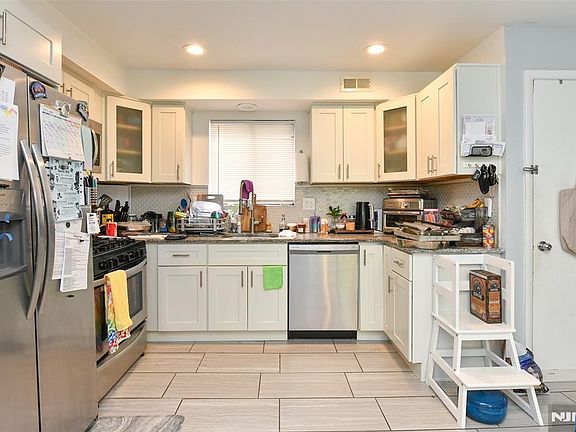 5th image of 223 Canterbury Ave