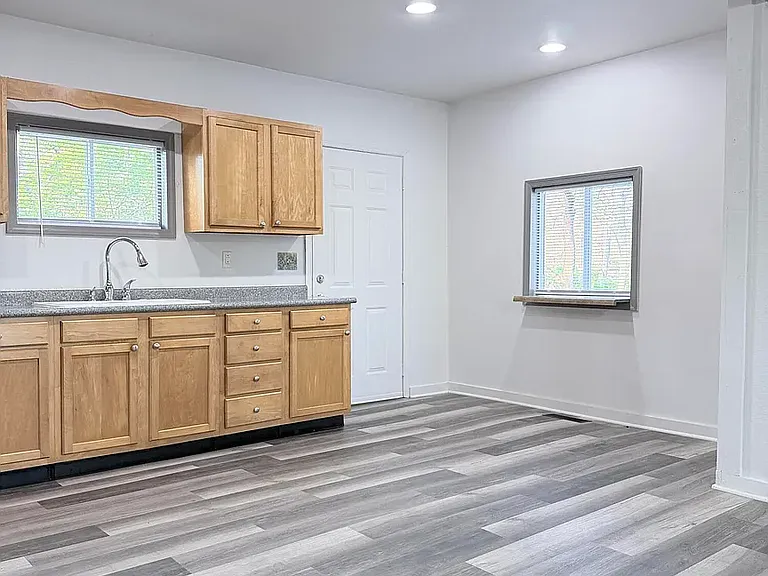 560 S Campbell St — Photo 2