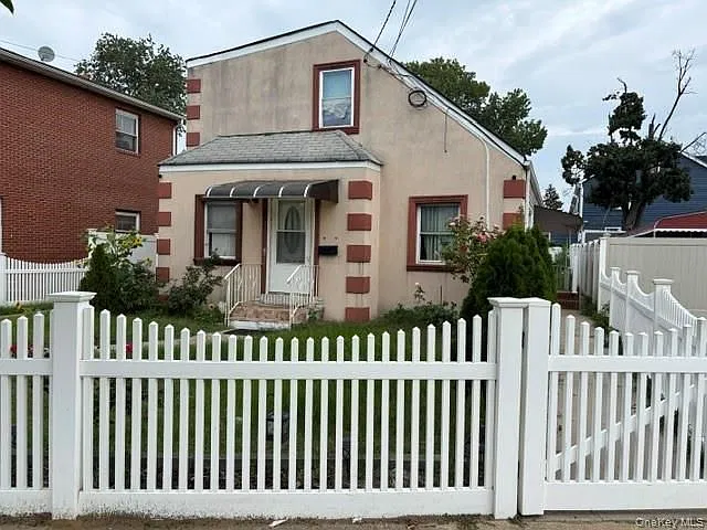 2 bed, 1.0 bath, 1328 sqft, $2,600 — Photo 2
