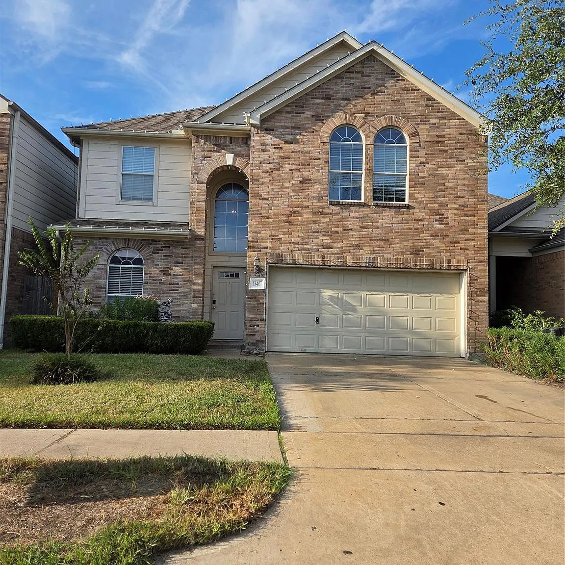 5 bed, 3.5 bath, 2572 sqft, $2,300 — Photo 1
