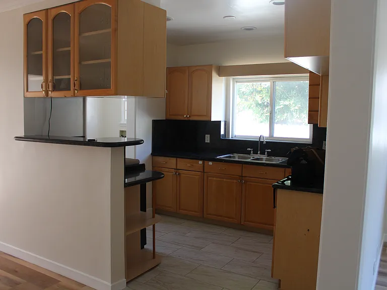 325 Winchester Ave — Photo 4