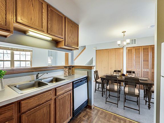 5th image of 943 Manchester Cir