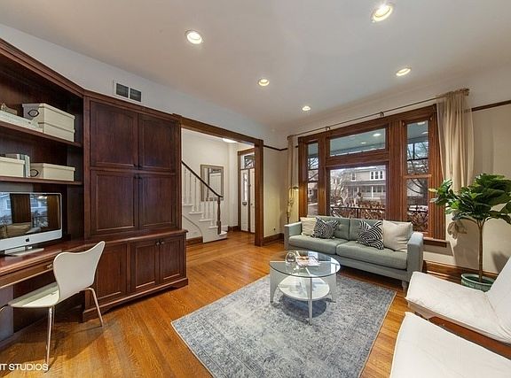 3rd image of 330 N Ashland Ave