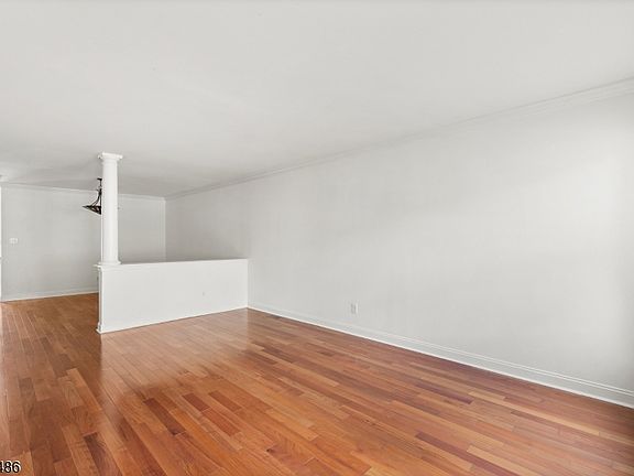 5th image of 353 Cynthia Ln