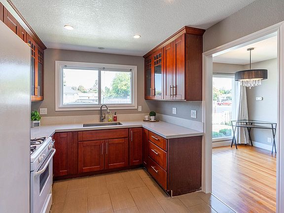 5th image of 21835 Redwood Rd