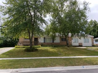 365 Apache Ln, Hoffman Estates, IL 60169