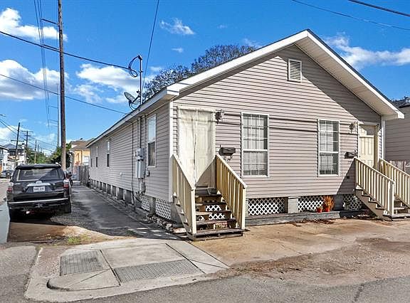 2nd image of 2703 Marais St