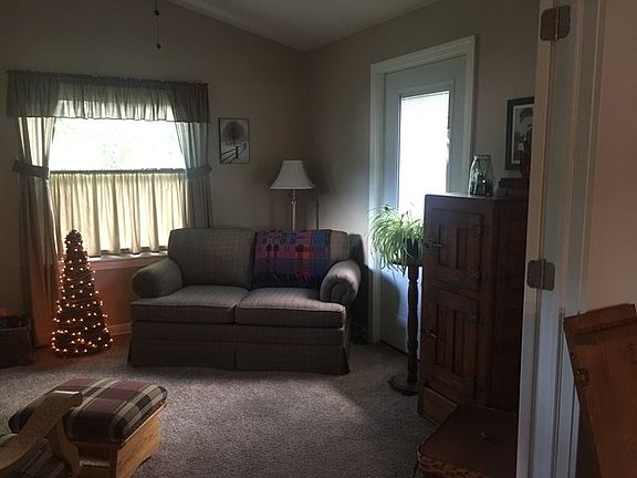 3rd image of 853 Hoover Dr