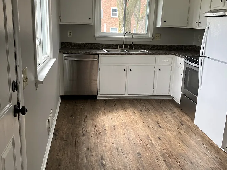 306 Garfield Ave — Photo 2
