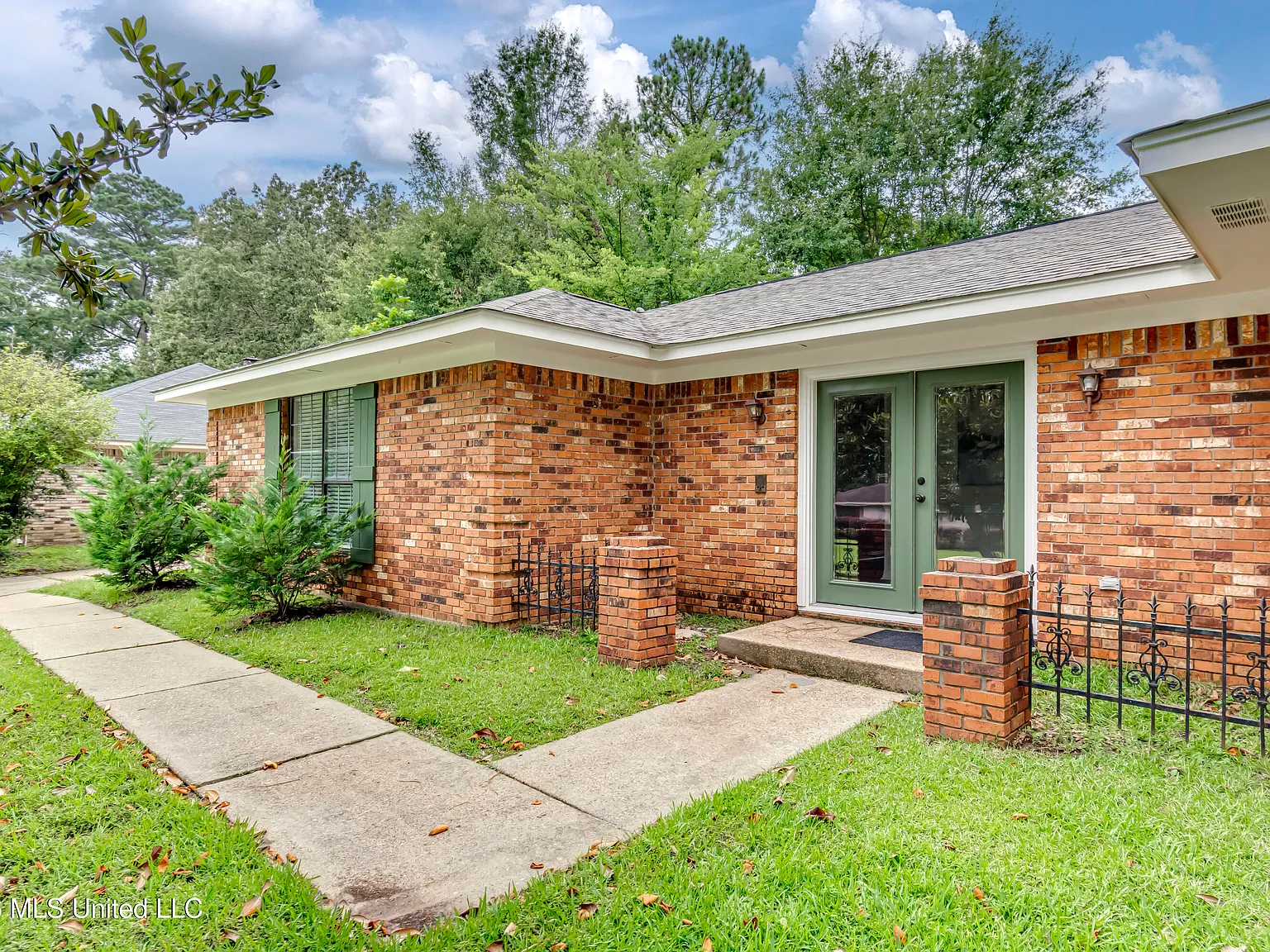 3 bed, 2.0 bath, 2320 sqft, $2,100 — Photo 3