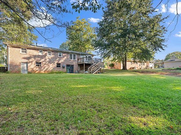 3rd image of 714 Evelyn Dr